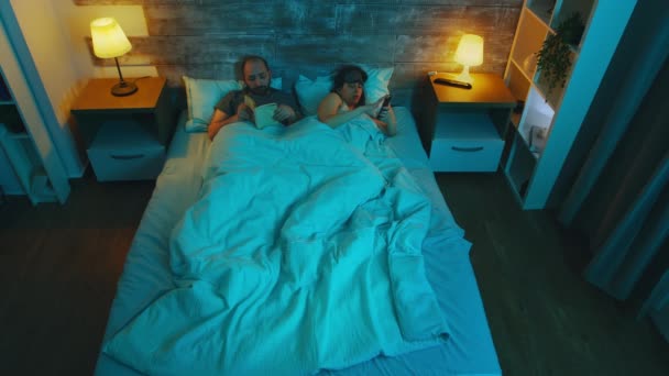 Widok z góry młodej kobiety w sypialni z mężem — Wideo stockowe