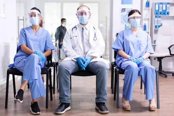 病院に座っている医療スタッフのグループ — ストック写真