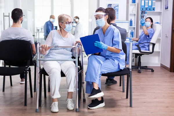 Beratung im Wartezimmer eines Krankenhauses — Stockfoto