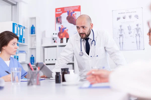 Talking about medical technology — Stock Photo, Image