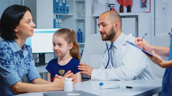 Vårdande läkare konsulterar med stetoskop — Stockfoto