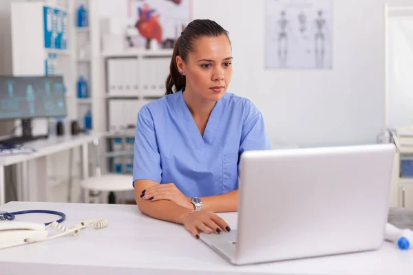 Infirmière médicale travaillant sur ordinateur portable — Photo