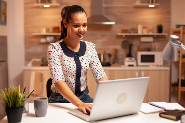 Empresária sorrindo trabalhando até tarde da noite — Fotografia de Stock