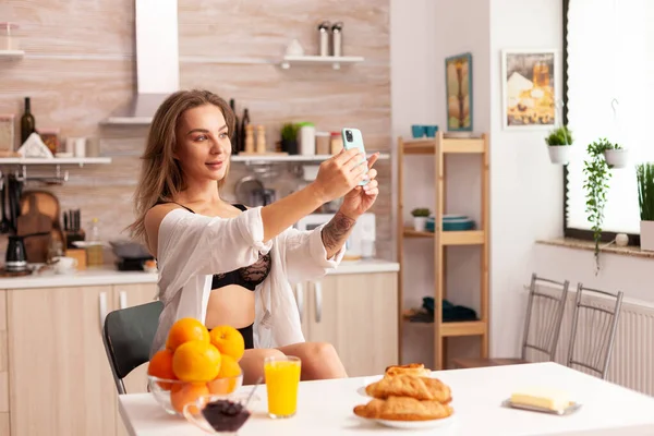 Sinnlich frau taking fotosin küche — Stockfoto