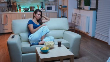 Oturma odasındaki kanepede uyumak.