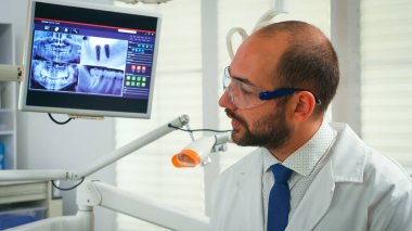 Kadınlara tedaviyi anlatan stomatolog portresi