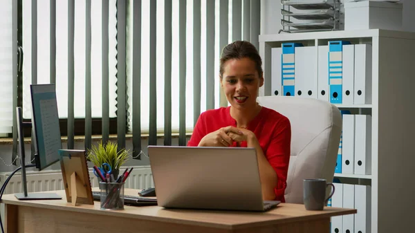 Mujer hablando en videollamada — Foto de Stock