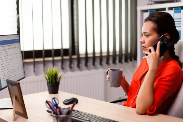 Корпоративная деловая женщина на рабочем месте разговаривает по телефону — стоковое фото