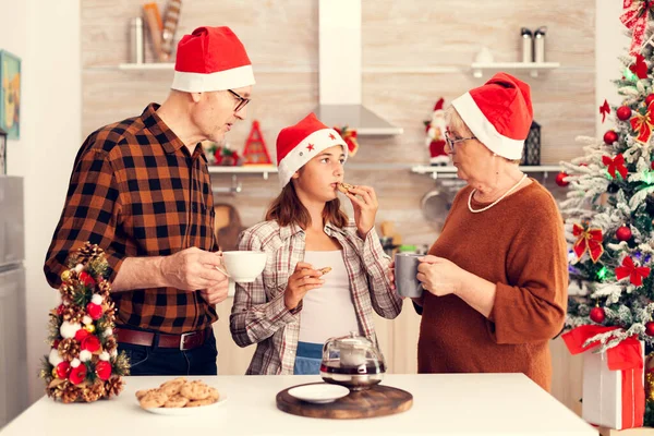 Mehrgenerationenfamilie feiert Weihnachten mit Plätzchen beim Frühstück — Stockfoto