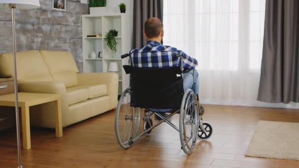 Man met een handicap — Stockvideo