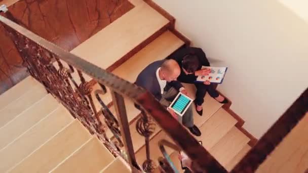 Вид сверху проектной группы, работающей на лестнице — стоковое видео