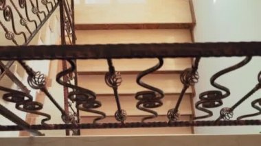 Merdivenlerde ilerleyen proje ekibinin üst görünümü