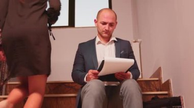 Finans şirketinde merdivenlerde çalışan bir iş adamı.