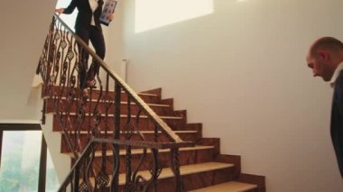 İşadamı ve yönetici merdivenlerde el sıkışıyor.