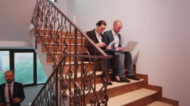 Ofis arkadaşları projede birbirlerine yardım ediyorlar
