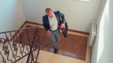 İş arkadaşları ve yönetici merdivenlerde toplanıyor.