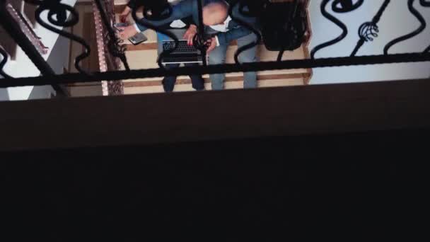 Blick von oben auf überlastete Mitarbeiter mit Laptop im Treppenhaus — Stockvideo