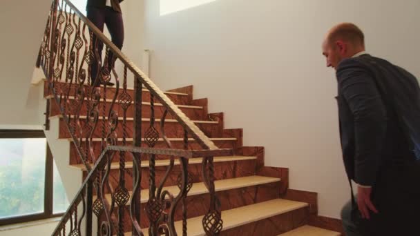 Des gens d'affaires se rencontrent dans les escaliers et se serrent la main — Video