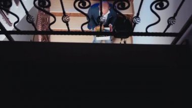 İşten çıkarılan işadamlarının meslektaşlarına kızgın bakışları