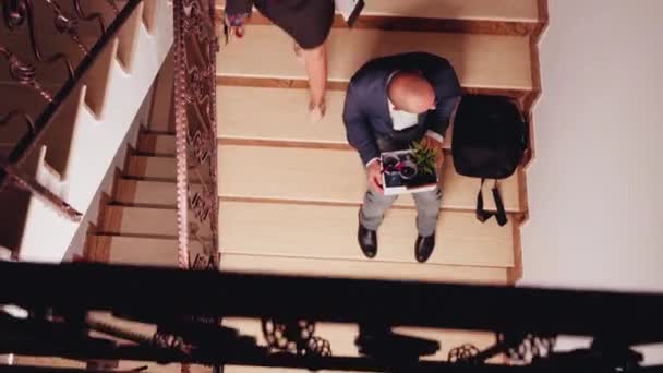 행복하지 않은 해고 된 사업가가 계단에 앉아 — 비디오