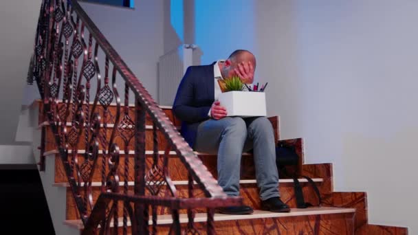 Bezrobotny biznesmen siedzący na schodach biurowych — Wideo stockowe