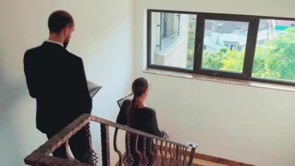 Корпоративная бизнес-команда движется по оживленной лестнице говорить — стоковое видео