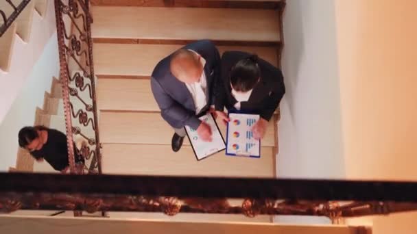 Top view of businesspeople holding clipboards looking on graphs — Stock Video