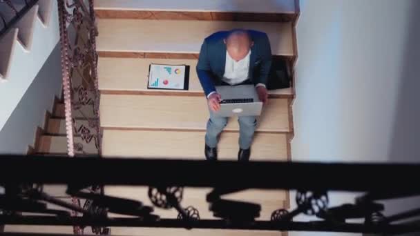 Vista superior do empresário sentado em escadas analisando documentos — Vídeo de Stock