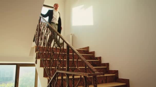 Επιχειρηματικοί εταίροι με τα πόδια στις σκάλες — Αρχείο Βίντεο