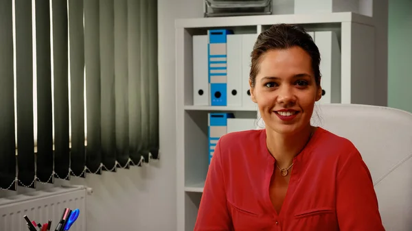 Señora sonriendo delante de la cámara — Foto de Stock