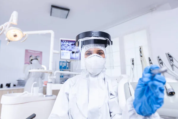 Врач-стоматолог в костюме шабаша изучает гигиену рта — стоковое фото
