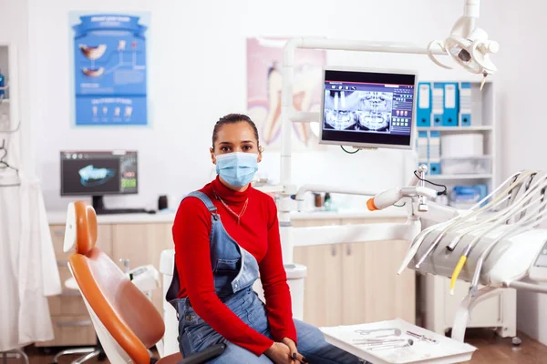 Пациент с проблемами гигиены зубов носит маску для лица — стоковое фото