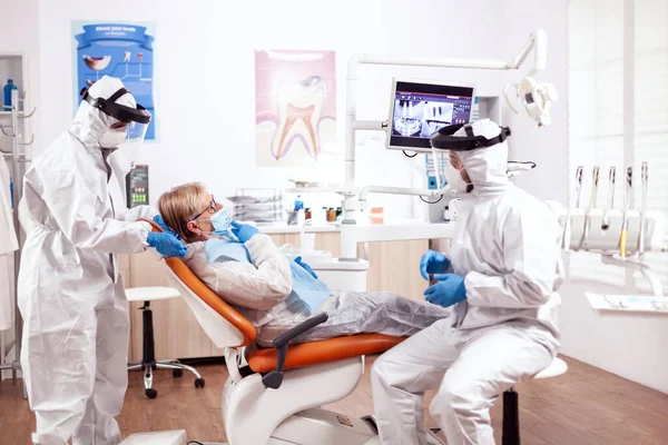 Стоматолог с оборудованием agasint coronavirus — стоковое фото