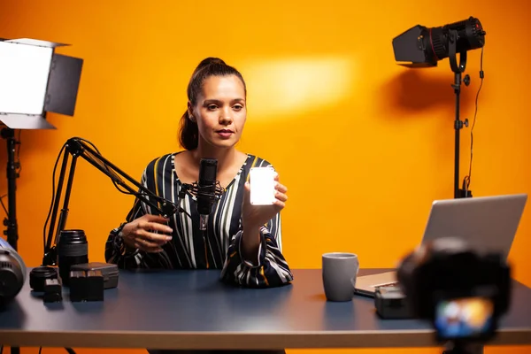 Cineasta mostrando mini luz led — Foto de Stock