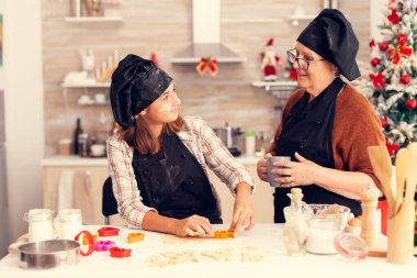 Büyükannem Noel günü bir hikaye anlatıyor.