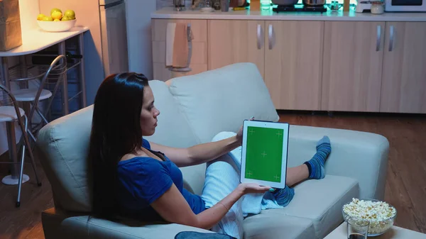 Vrouw met touchpad met groen scherm — Stockfoto