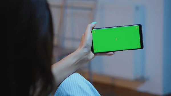 Signora guardando smartphone schermo verde — Foto Stock