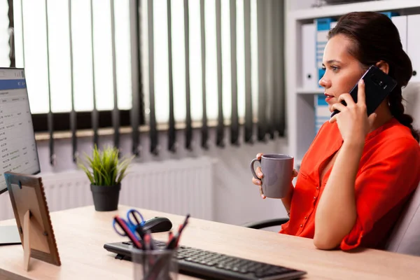 Zakenvrouw ondernemer zit aan het bureau — Stockfoto