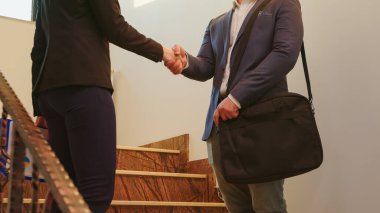 İş adamları tartışırken el sıkışıyor