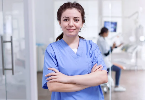 Медсестра в стоматологічному прийомі з схрещеними руками — стокове фото