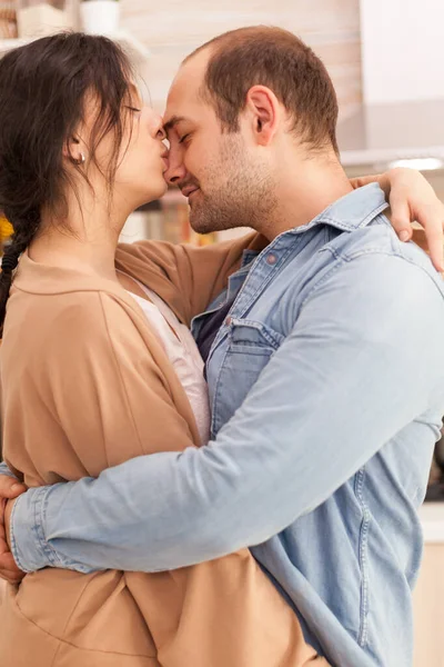 Moglie baci marito naso — Foto Stock