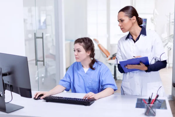 Dentiste et infirmière à la réception du bureau stomatolog — Photo