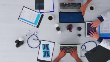 Doktorlar tablet kullanarak virüsü tartışıyor.