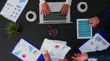 Ekonomik strateji planlayan iş adamları