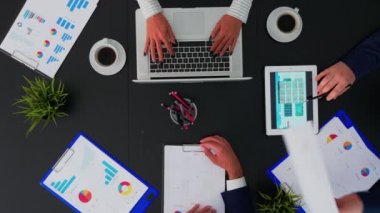 Liderler proje için fikir paylaşımında işbirliği yapıyorlar