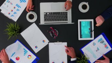 İş adamları yeni şirket için beyin fırtınası yapıyorlar