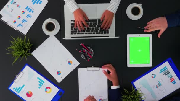 Persone in sala conferenze che lavorano con tablet schermo verde — Video Stock