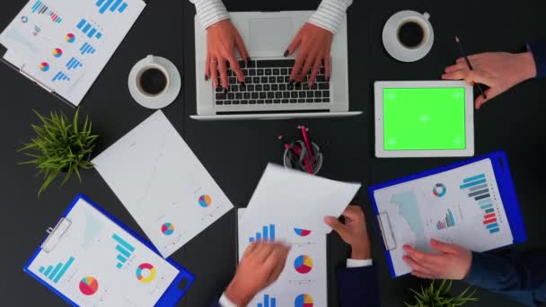 Hombre de negocios irreconocible mirando en la pantalla verde de la tableta — Vídeos de Stock