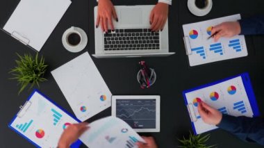 Ofis çalışanları iş mali şemalarını tartışıyor