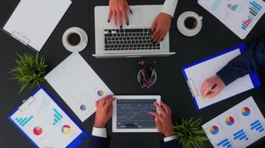 Tablette mali belgelerle çalışan işadamları